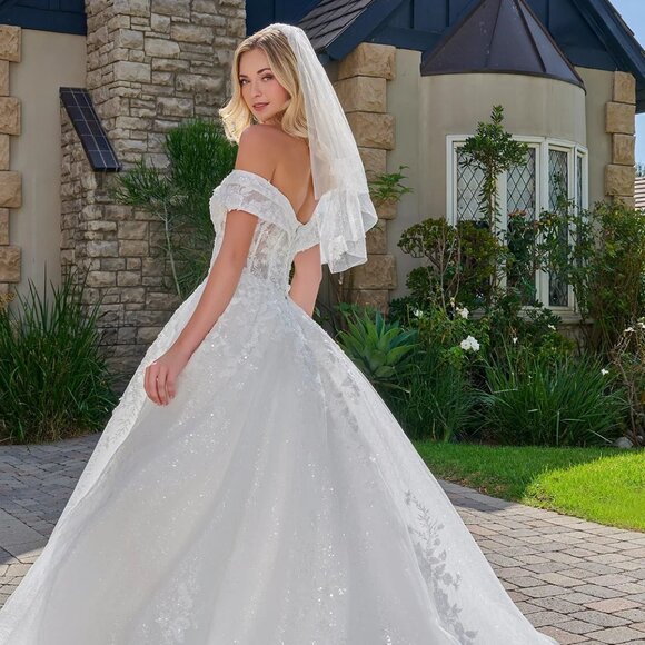 New Floral Lace Embellished Bridal Gown w/ Lace Up Back & Short Veil GL3822 - Picture 10 of 15
